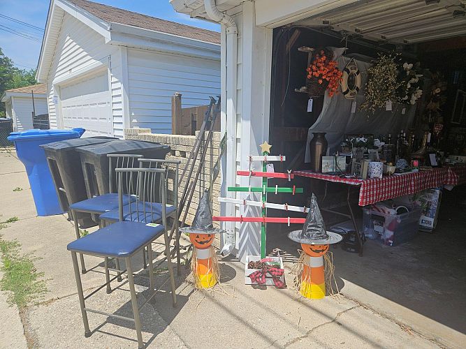 Garage/Yard sale photo